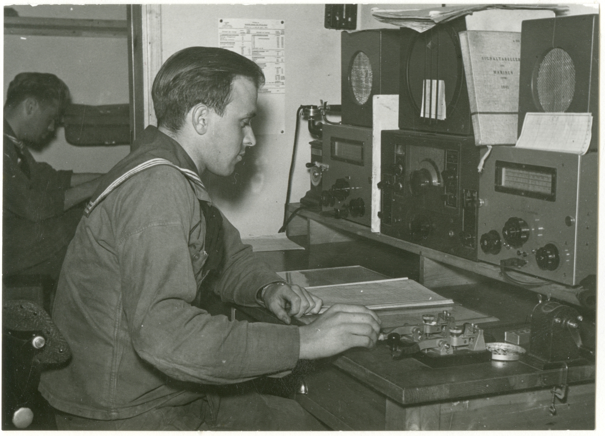 En marinsoldat vid radiotelegrafen.