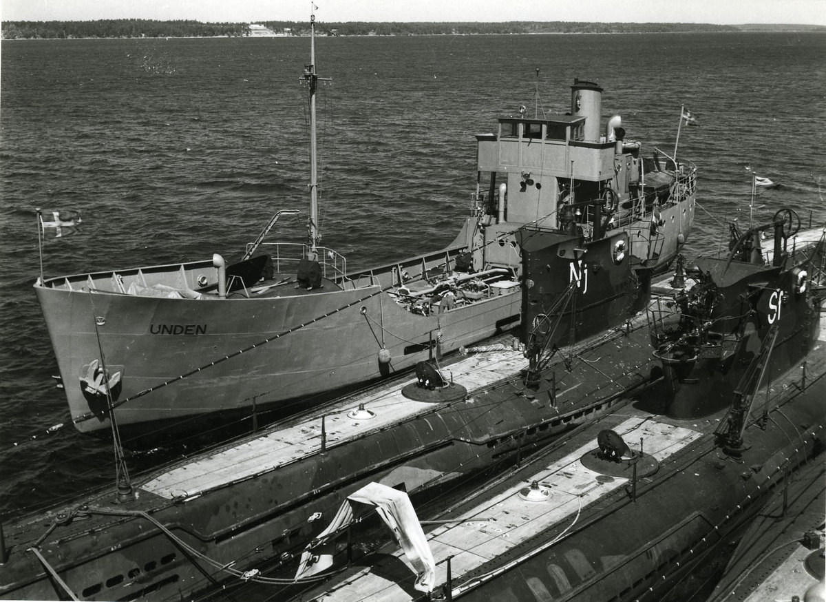 Vattenbåten Unden förtöjt långsides ubåtarna Najad och Svärdfisken 1949.