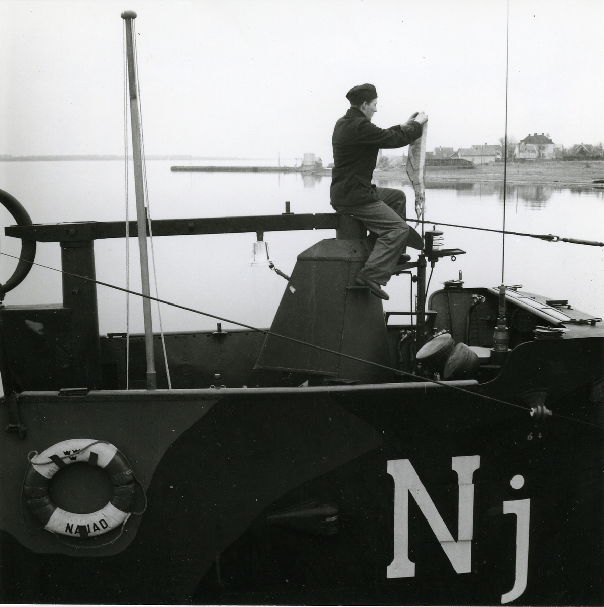 Besättningsman i tornet på ubåten Najad under 1:a ubåtsdivisionens besök i Fårösund år 1949.
