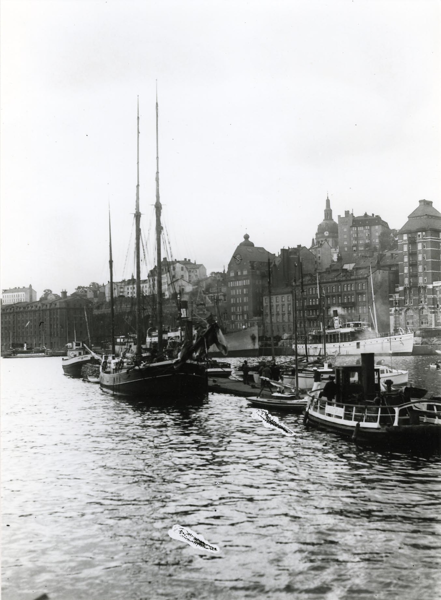 Flottbron vid Slussen, år 1924. [Snarare Pontonbryggan norr om landskapsgränsen, nära Slussen]