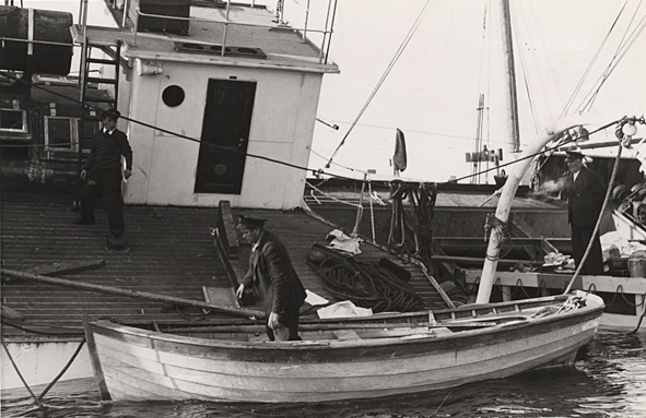 Vraket av Sveaångaren Gondul som minsprängdes i Öresund, utanför Limhamn, d 1/10 1940