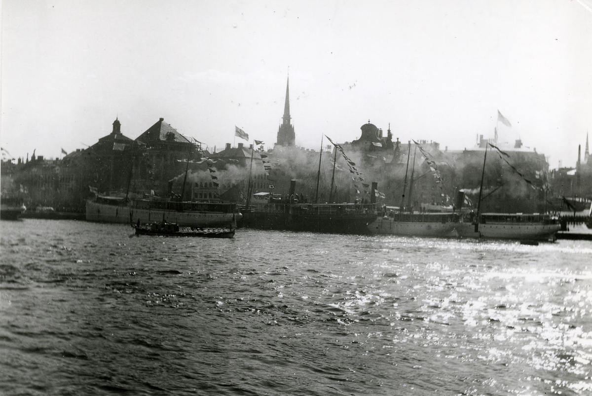 Skeppsbron med ett flertal ångare. I förgrunden kungaslupen Vasaorden, 1912 - 1917.