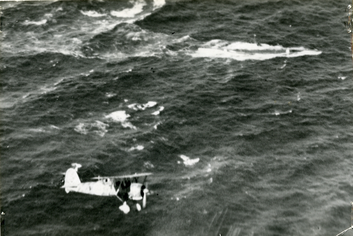 Spaningarna efter ubåten Ulven. U-båt och flygplan under spaning den 20 april 1943.