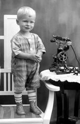 Portrett av "gutten Olav Dedekam", med adresse Oslo, fotogra