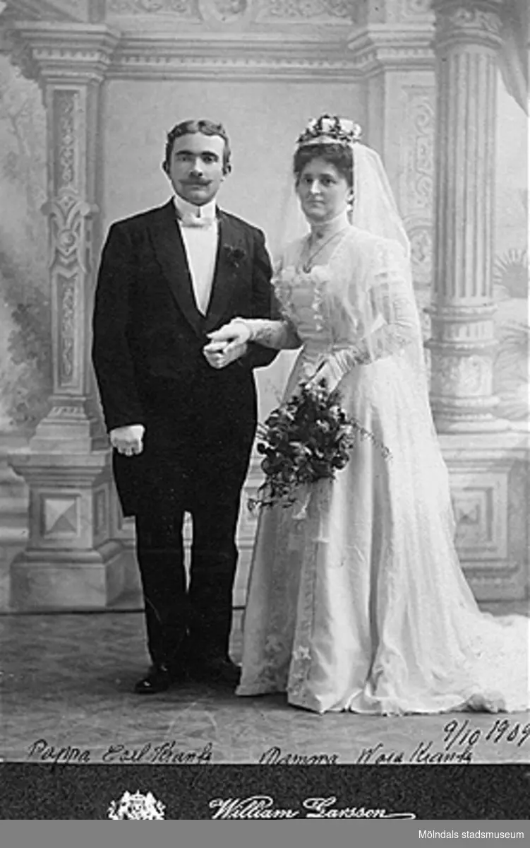Brudparet Nora (född Westerberg) och Carl Krantz, Fjällbacka 9 oktober 1909.
Brudparet är morföräldrar till givaren.