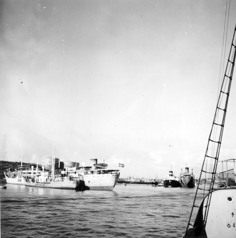 Göteborgs hamn juni 1940. Oljehamnen Ryanäs passeras vid färden uppför Göta älv på infart till Göteborgs örlogsdepå. Fil lic Gunnar Jonssons undersökningsresa till Västkusten juni 1940.
