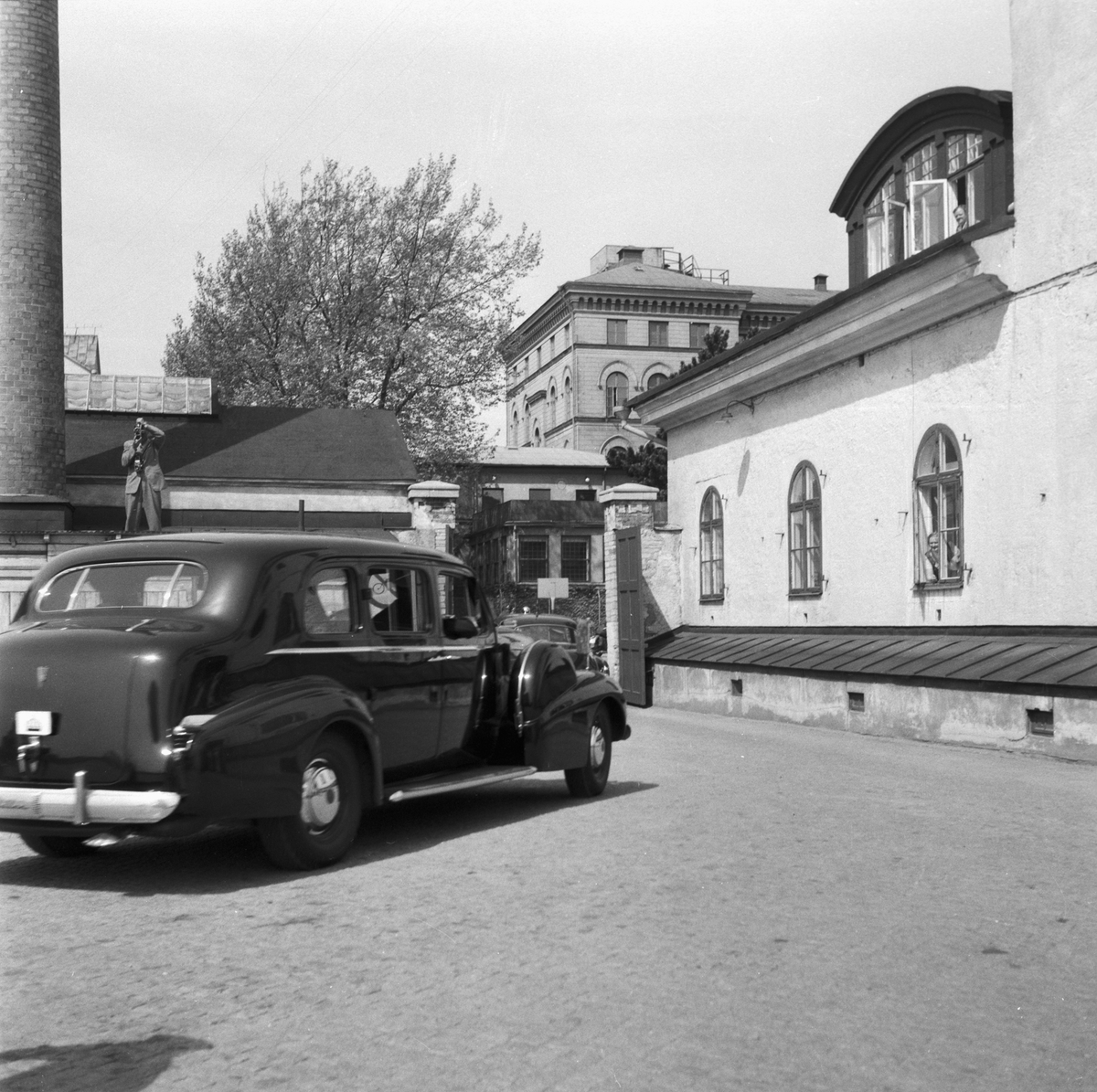 Bilden visar Kungens bil under besöket på Örlogsvarvet Karlskrona 1954. På bilden en Cadillac imperial 1939.