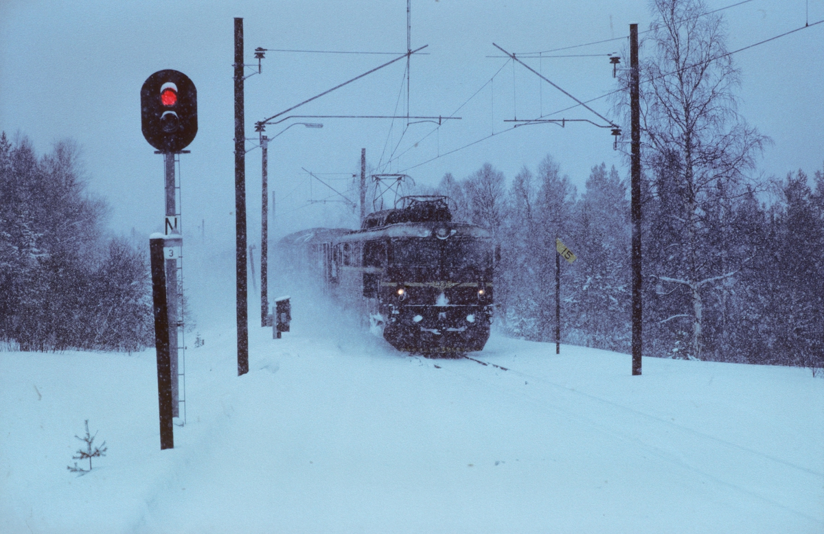 Godstog 5708 (Trondheim - Alnabru) kjører inn på Fagerhaug stasjon med NSB elektrisk lokomotiv type El 14. Bildet er tatt fra kryssende tog, kistog fra Hjerkinn til Trondheim.