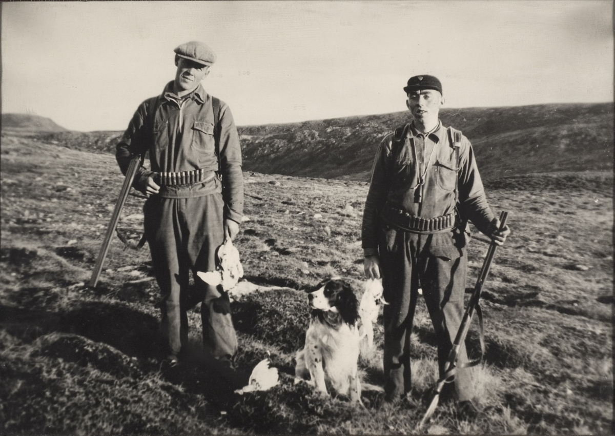 Bendiks Bendiksen, Andor Amundsen og hunden Slipper på rypejakt i Skjærstaddalen.