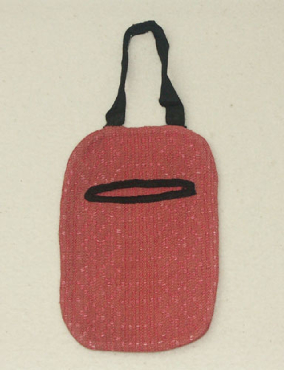 Kjolsäck till Sunnerbodräkt sydd i rosa daldrällstyg, sammat tyg har använts till  Sunnerbodräktens livstycken. Kjolsäckens öppning är kantad med svart ripsband, troligen av siden, som också använts till handtaget. Kjolsäcken har använts till uthyrning.