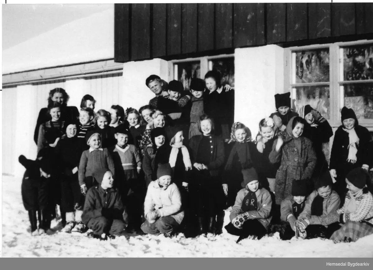 Tuv skule i Hemsedal i 1951-52.
Fyrstre, andre, tredje, sjette og sjuande klasse