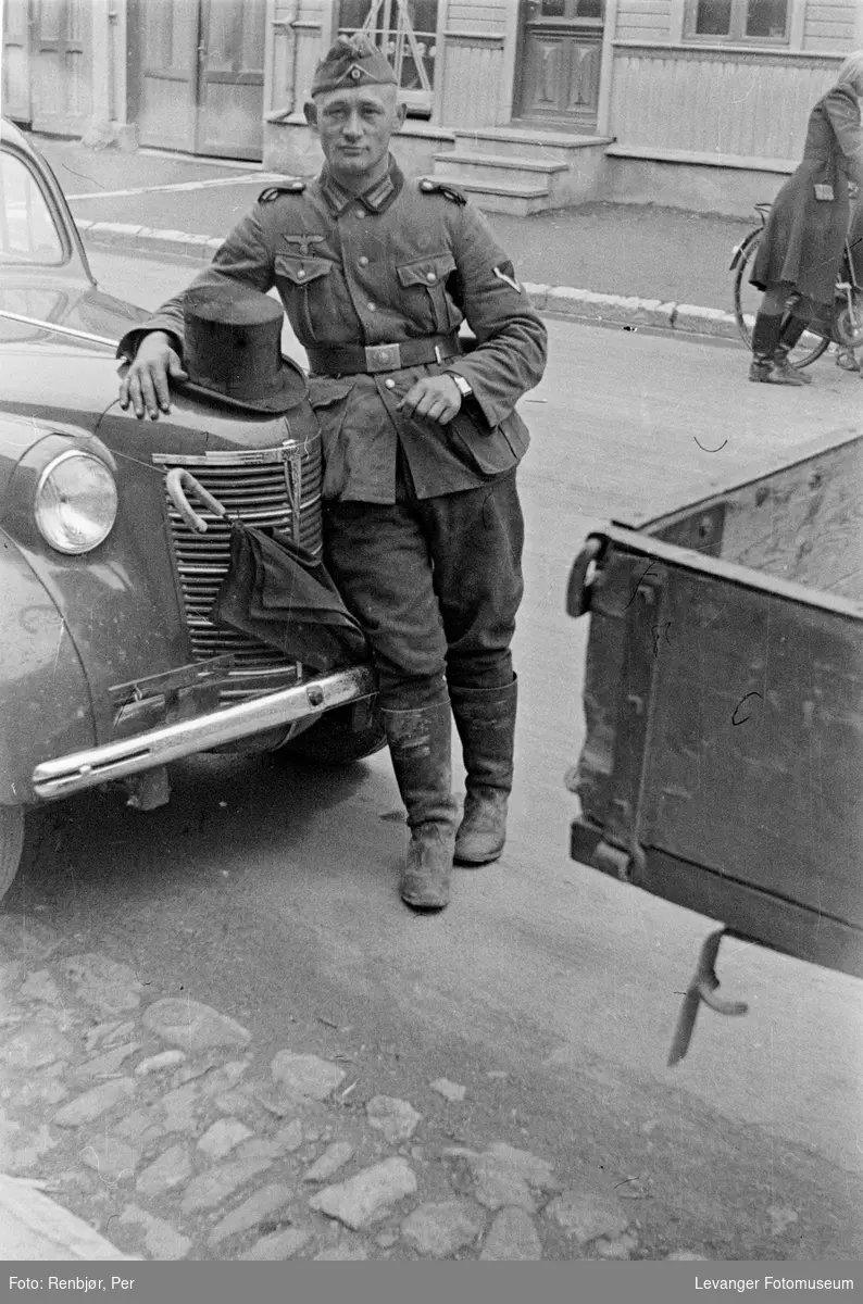 Tysk soldat i Levanger gate  juni 1940.