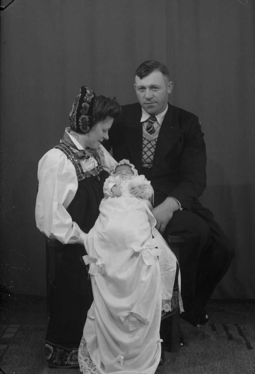 Dåpsbilete. Foreldre Helga Knutsdtr. Skjerping og Johannes Knutson Dokken. Dåpsbarn er enten Tora eller Knut Kåre.