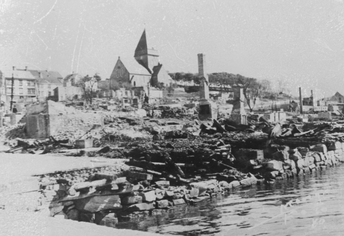Kristiansund i ruiner etter bombing 1940. Nordlandet kirke (kopi)