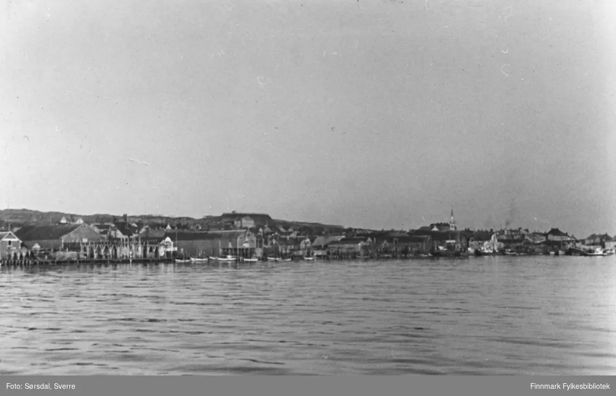 Bildet over Vardø by 1934. Oversiktsbilde. Tatt fra sjøen eller moloen.