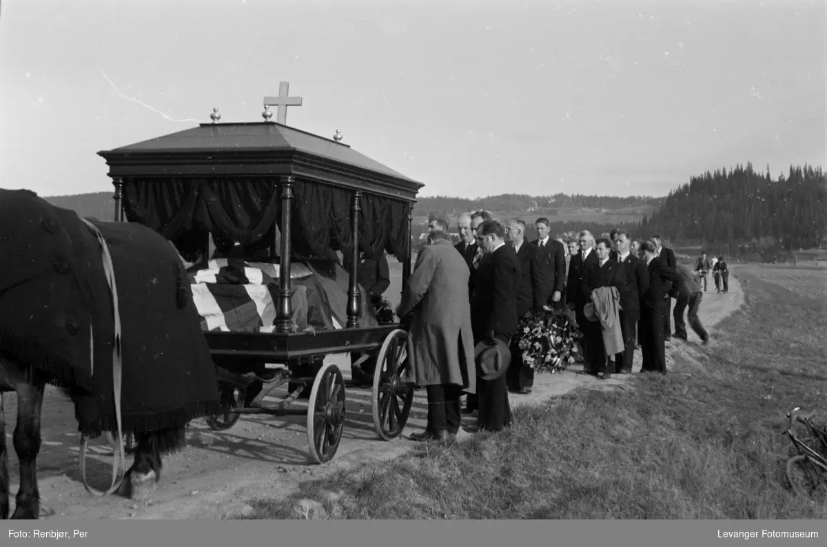 Begravelsesvogn med hest iført skaberakk. Flytting av levningene til russiske, sovjetiske krigsfanger fra Moan i Levanger til Levanger kirkegård.