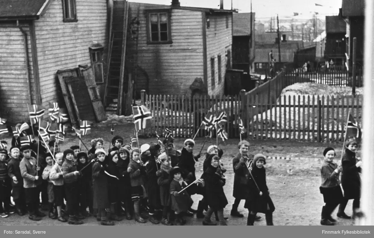 17. mai tog i Vardø 1935. Bildet av barn som går i tog.