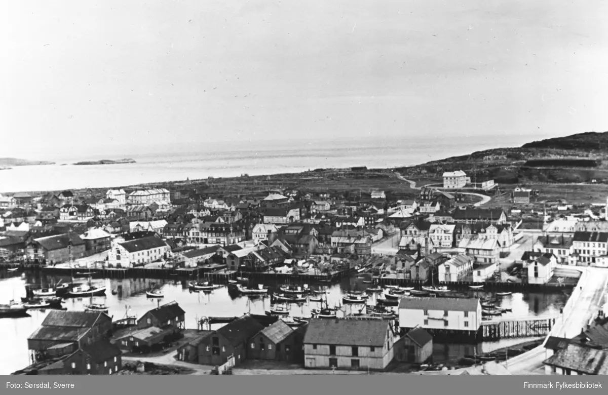 Flyfoto over Vardø i 1936. Havna med fiskebåter.
