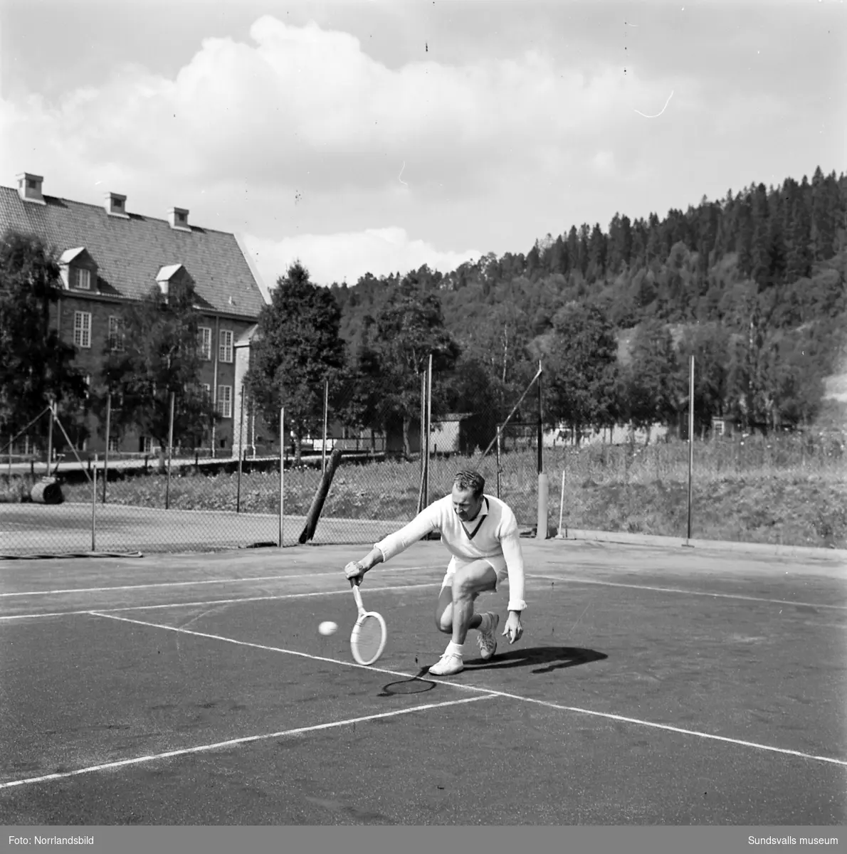 Lars "Larsa" Olsson svingar tennisracketen på utomhusbanorna vid Västhagen.