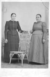 Et portrett av to kvinner. På baksiden av bildet står påskri