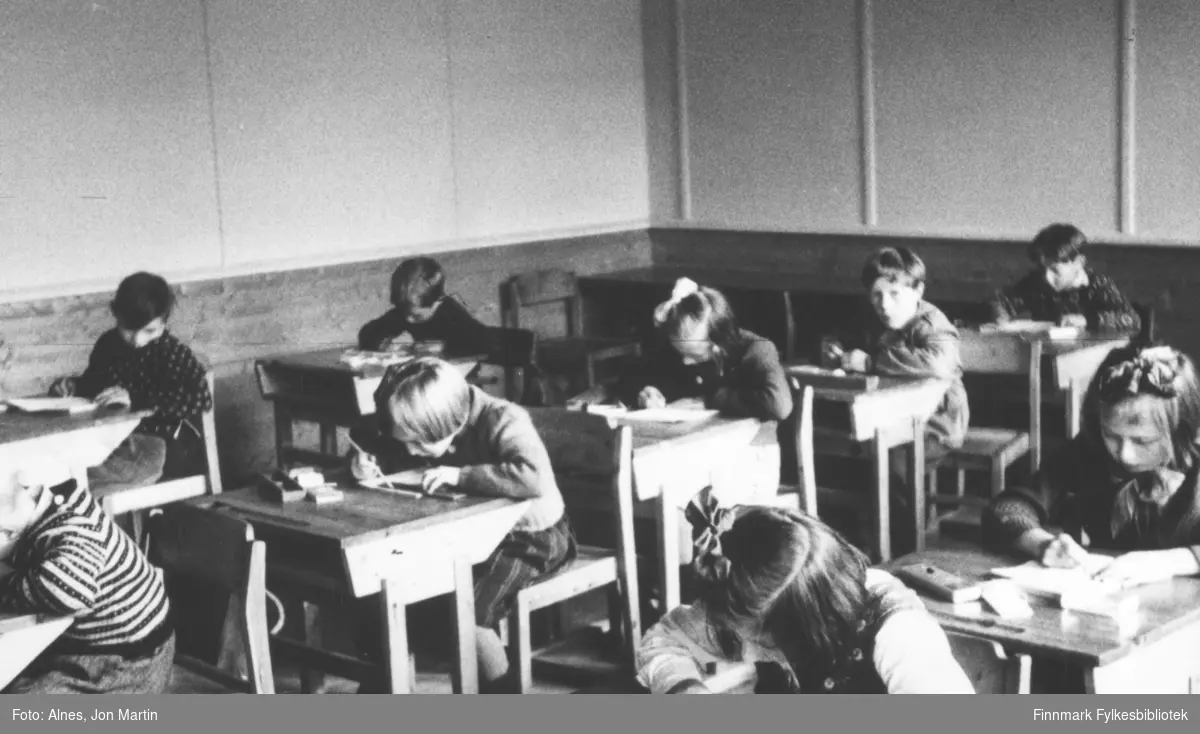 I klasserommet til 3. klasse ved Øksfjord barneskole, høsten 1953. Elevene sitter konsentrert og jobber