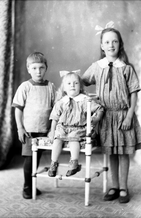 Syskonen Gösta, Karin och Inga, kusinbarn till fotografen Oscar Färdig