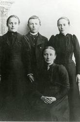 Agnes Margrete Henriksen Gjertsen med barna Fredrikke, Nils 