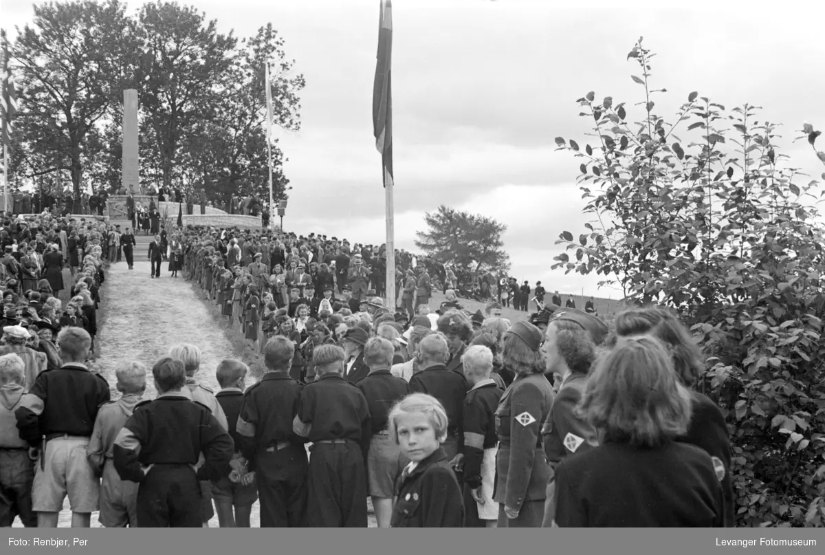 Fra Nasjonal Samlings stevne, riksmøte, på Stiklestad 1944.  Barne- eller ungdomsshird.