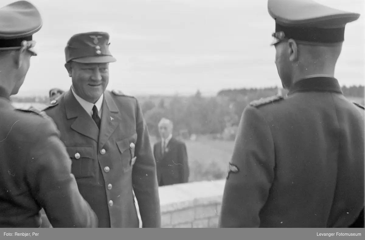 Fra Nasjonal Samlings stevne, riksmøte, på Stiklestad 1944. Quisling hilser på tyske offiserer.