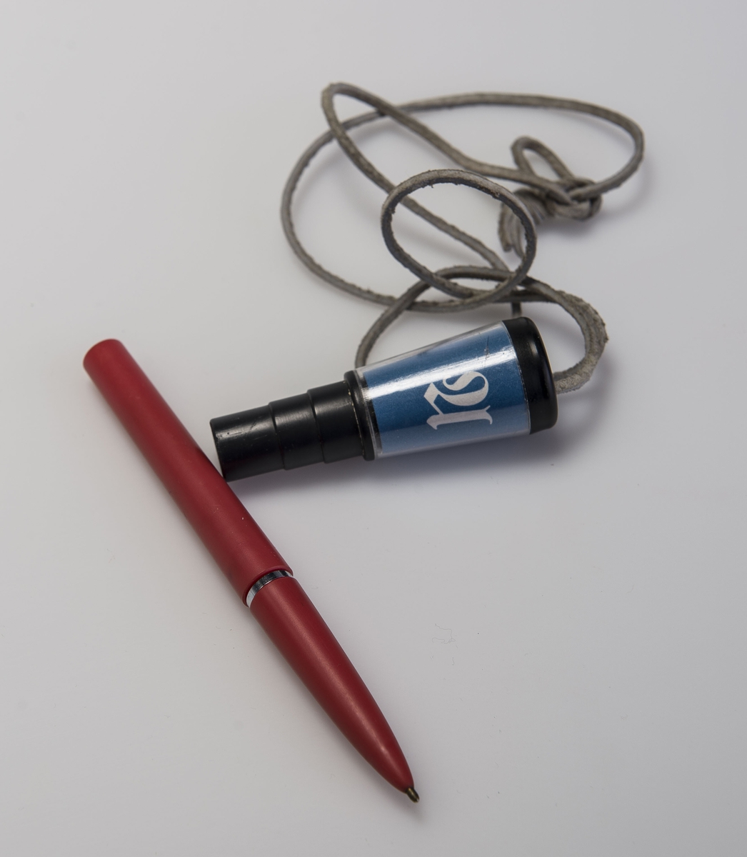 Rød kulepenn med stor hette med reklame og isatt skinnsnor.