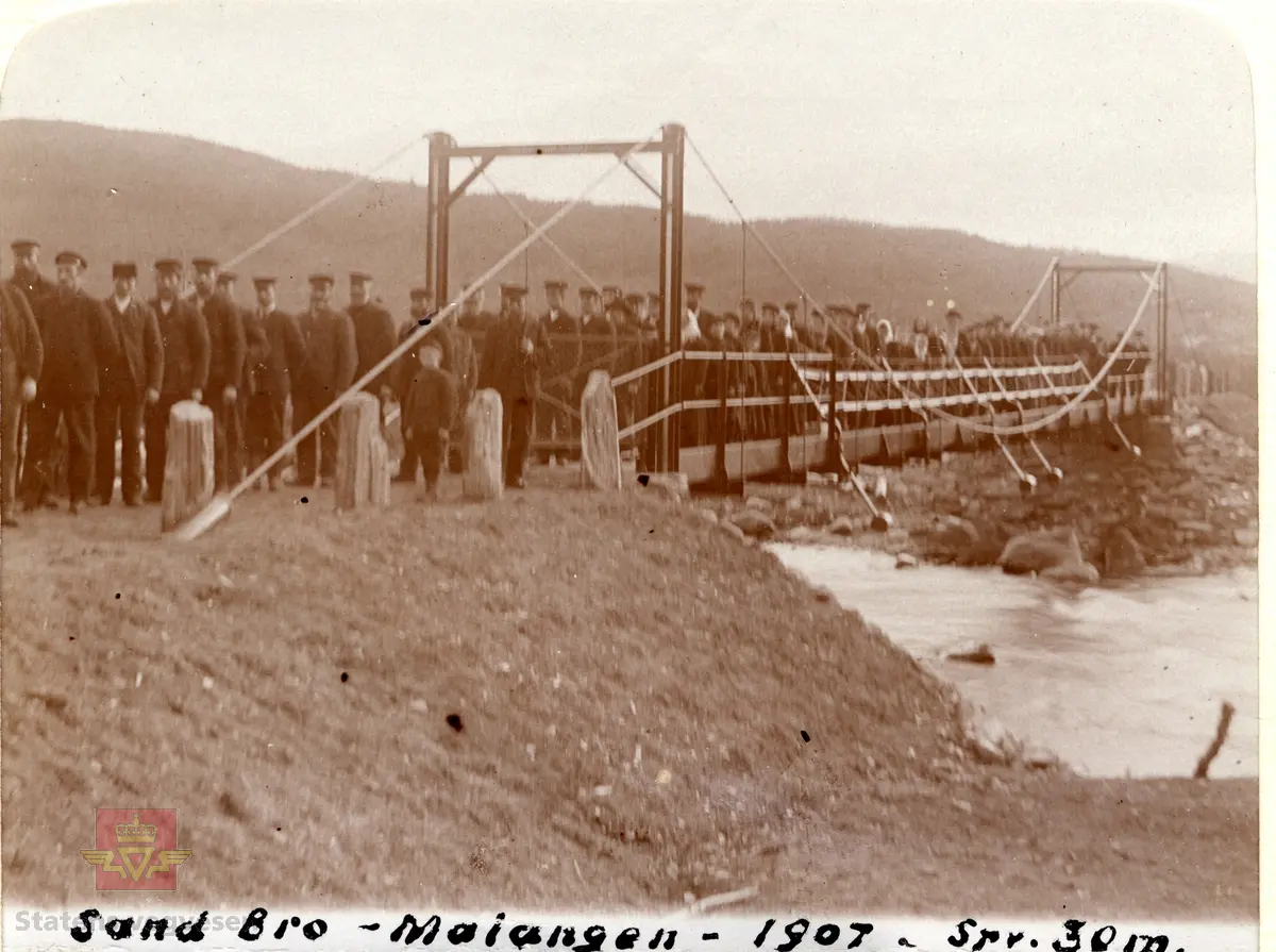 Sand bru i Malangen 1907.  Bilde av mange mennesker samlet, sannsynligvis fra åpningen av brua.