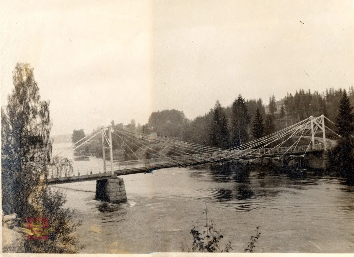 Bilde av Svanefoss bru, ei skråstagbru, trolig fotografert 1924.
Svanfoss bru over Vorma i Fenstad, Nes kommune. (Informant Bård Bråthen)