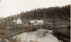 Bilde viser et  gårdsbruk sannsynligvis på 1920-tallet. Menn