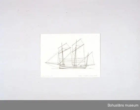 Montering/ram: Passepartout av tunn grå kartong; 55 x 66 cm, Fransk loggert, Chase Marée, från Bretagne, mest fiskare, men förr också smugglare och kapare.
Övrig historik se UM72.26.001.