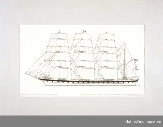 Montering/ram: Passepartout av tunn grå kartong; 55 x 66 cm, Fyrmastad stålbark Archibald Russel, byggd 1905 i Grennock. Den
sista byggd för engelsk räkning.
Övrig historik se UM72.26.001.