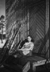 fotografi av Agnes Randa med pikenavn Stenbakk. Hun sitter p