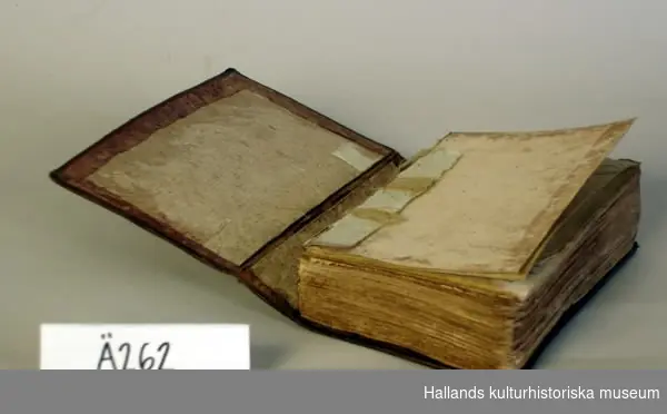 Psalmbok med läderpärm, guldtryck, inbunden. Tryckt i Jönköping 1841. Text skriven på försättsbladet: "Denna bok tillhör mig Majalisa Nilsson stora Bäck 13 augusti 1842."