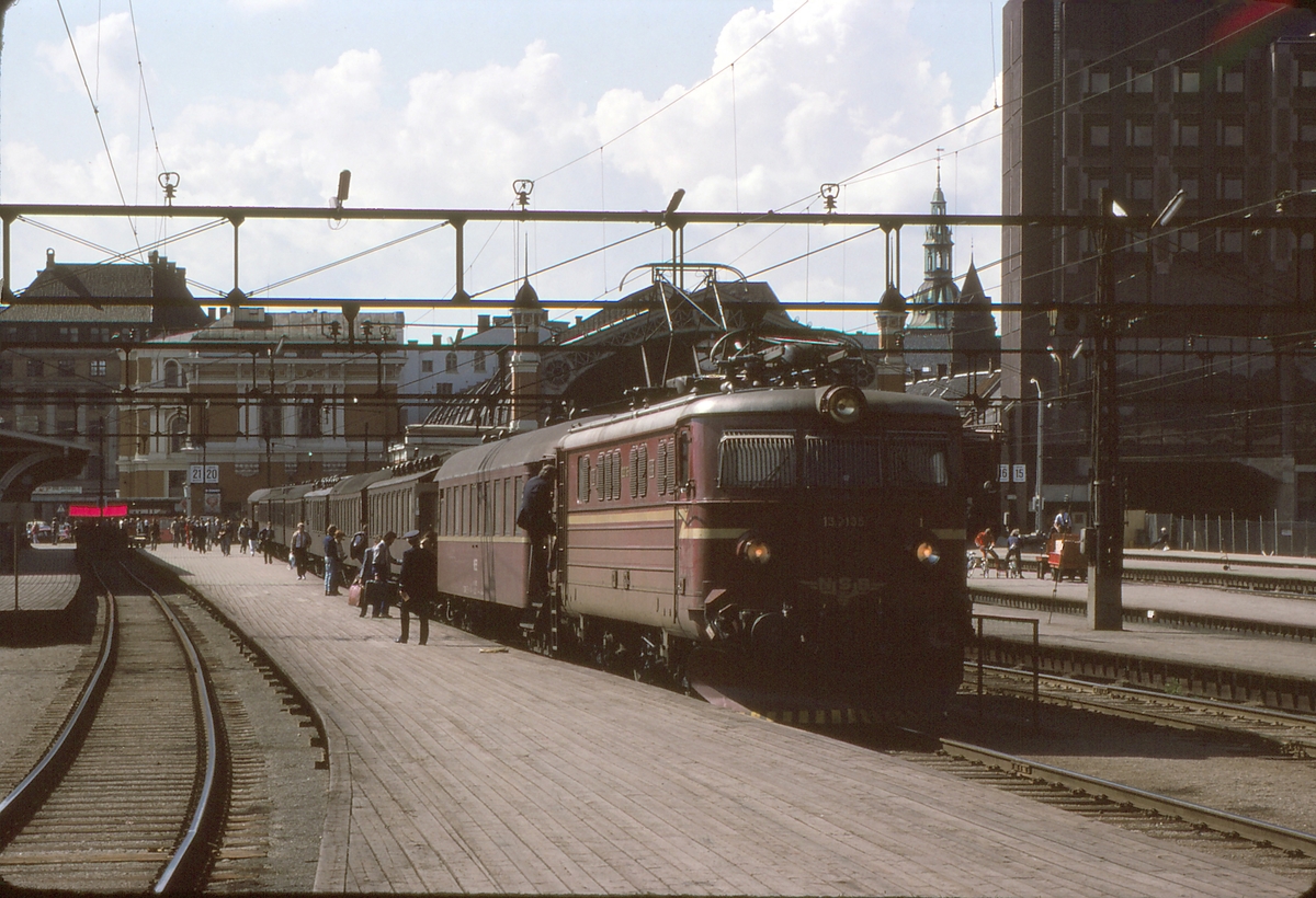 Persontog til Moss, "Ormen Lange", med NSB elektrisk lokomotiv El 13 på Østbanen / Oslo S.