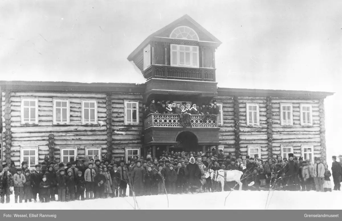 Gjester ved Trifanfesten fotografert utenfor klosterets i Pechengas hovedbygning, 13. februar 1896.