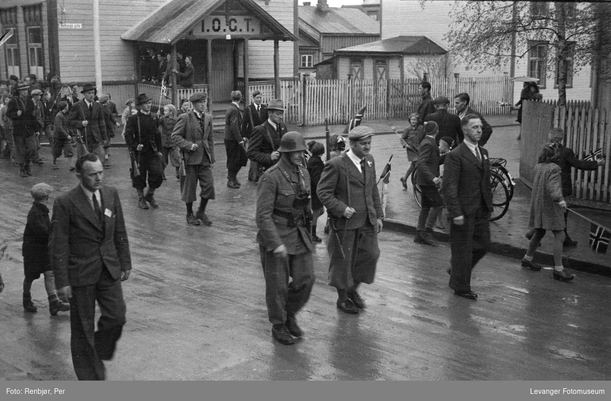 Sivile menn med gevær paraderer i Levanger fredsvåren.