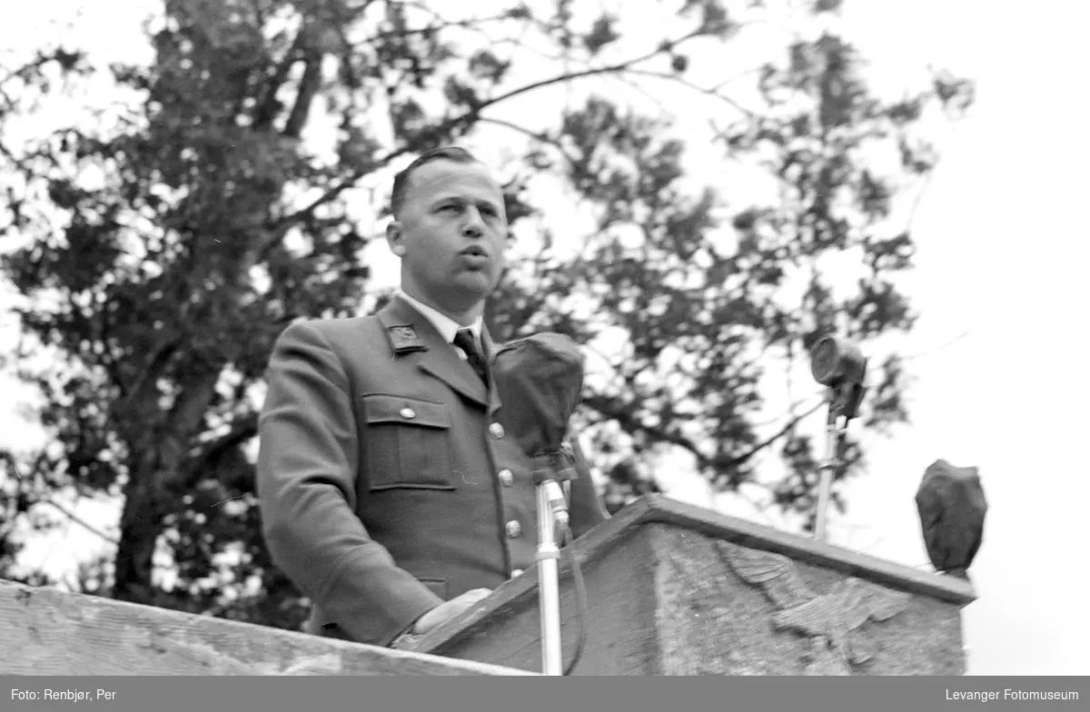 Fra Nasjonal Samlings stevne, riksmøte, på Stiklestad 1944. Tysk offiser holder tale.