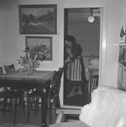 Aase Randi Jacobsen står på kjøkkenet i familiens hus i Stor