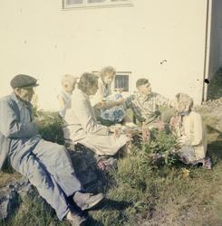 Seks personer samlet utenfor familien Nakkens hus i Rypefjor
