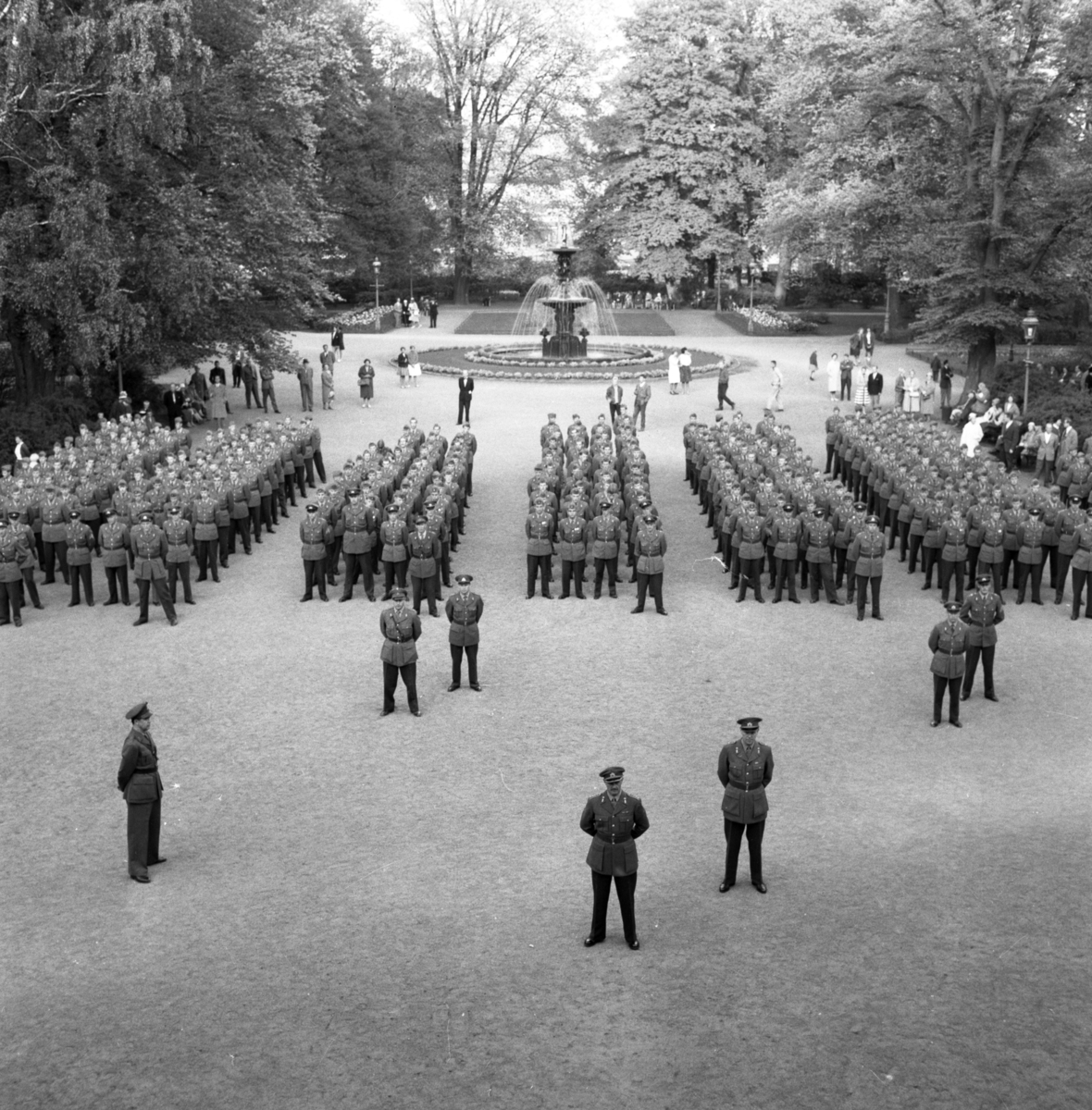 Militärer från A6 regemente i Jönköping hälsas välkomna av Jönköpings stad på 1960-talet.