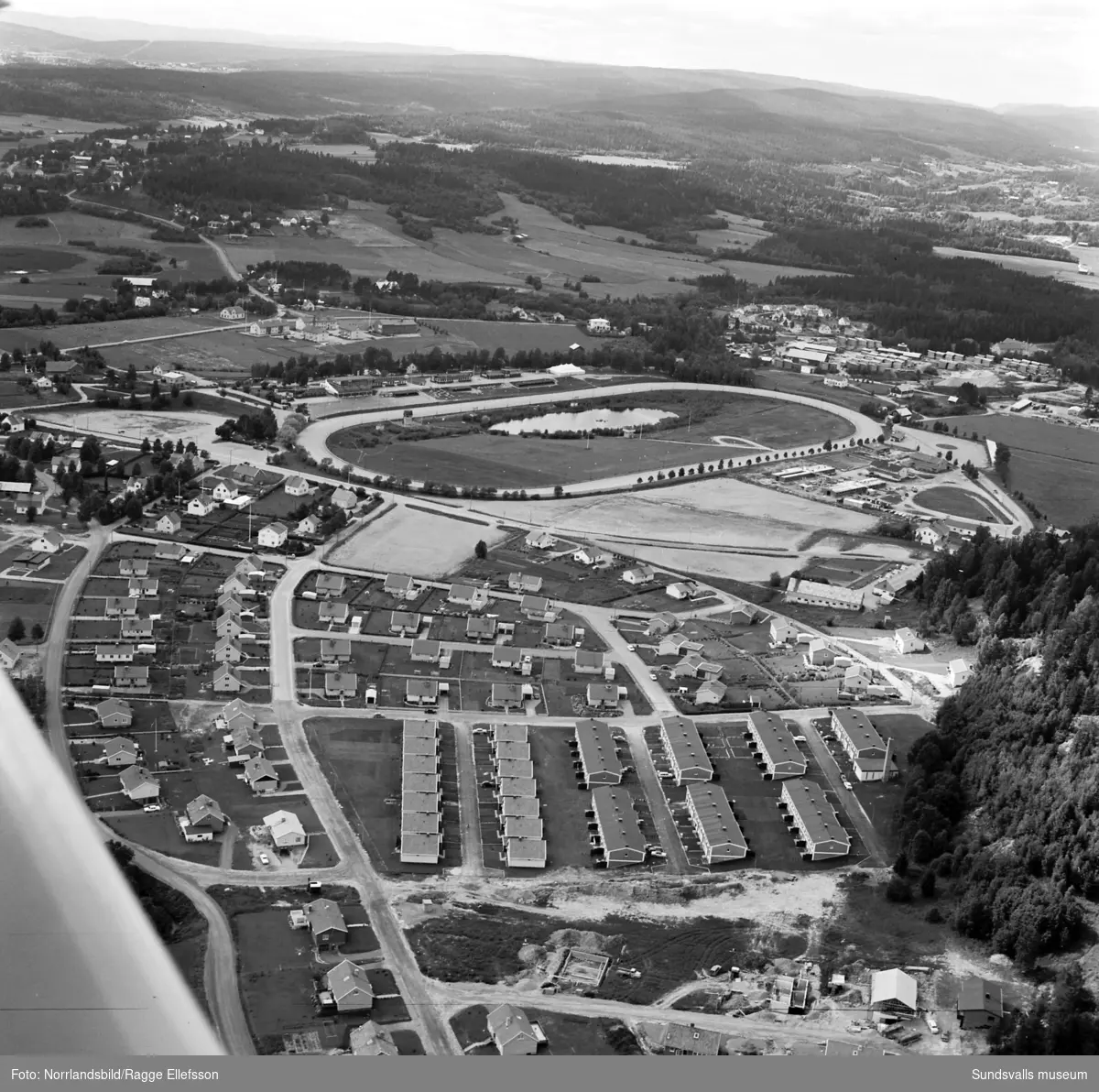 Flygfoto över Bergsåkers travbana och villaområdet öster om banan.