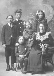 Mor med fem barn fotografert i fotostudio i Laurium, Michitg