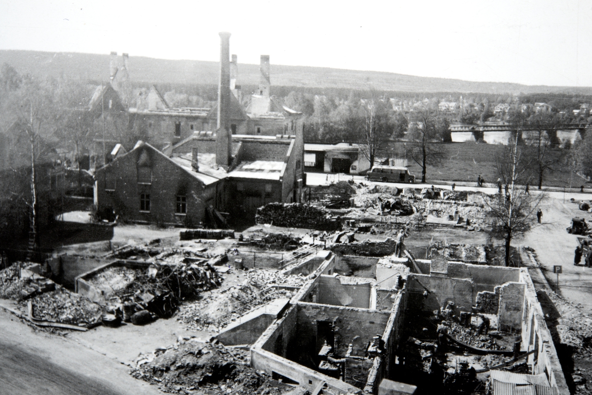 Leiret i ruiner. Elverum, april, 1940. Ruiner etter bombing av tyske fly.