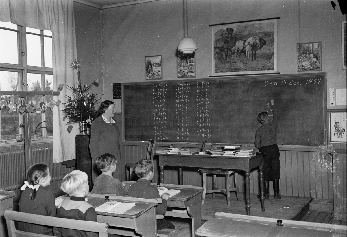 Lärarinnan Ellen Bengtsson med skolelever, Barknåre skola, Hållnäs 1954