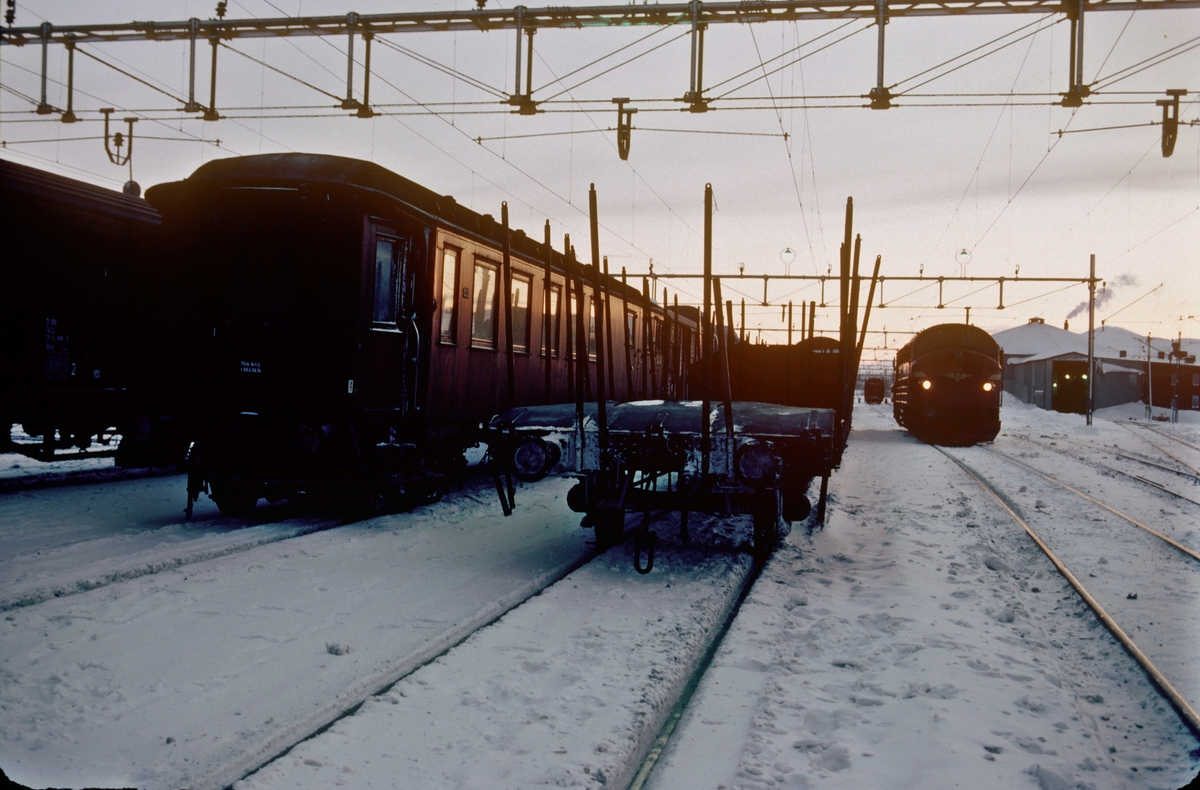 Fra Storlien stasjon en iskald vinterdag. Konduktørvognen i NSB sitt godstog til Trondheim til venstre. Dieselelekrisk lokomotiv Di 3 630 har blitt snudd på den innebygde svingskiven.