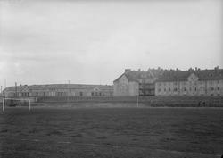 Reina idrettsplass med trikkestall og boligbebyggelse i bakg